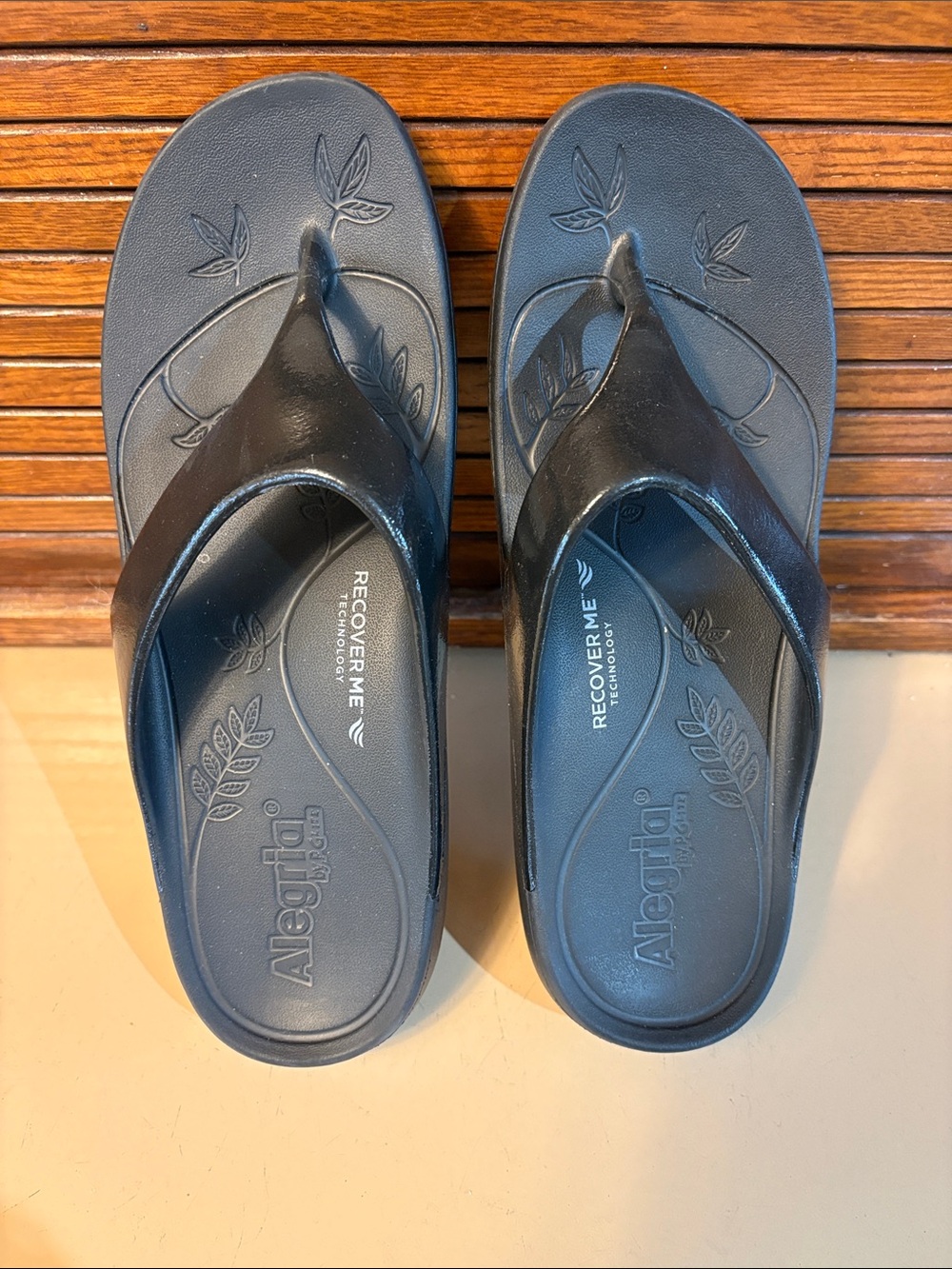 Alegria Black Contoured Recovery Flip Sandals. Size 8